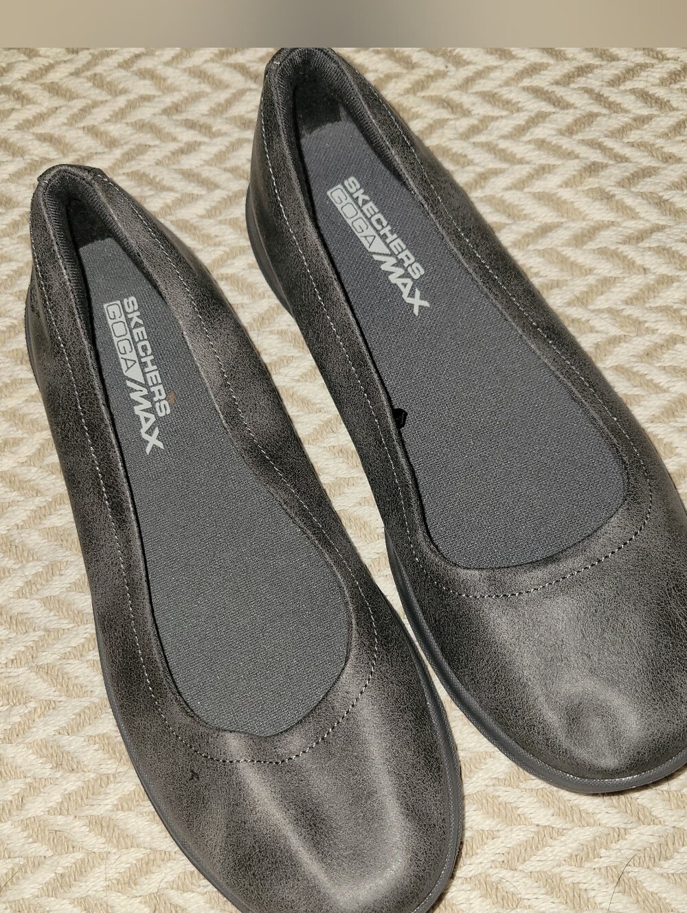 Women's Skechers Goga Max Flats Slip On Dark Gray Size 7.5